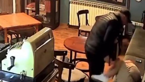 UHAPŠEN ŽANDARM (48) IZ ŠAPCA KOJI JE PRETUKAO ŽENU: Oglasio se MUP - Izvadio pištolj, pa joj prislonio na glavu (UZNEMIRUJUĆI VIDEO) UHAPŠEN ŽANDARM (48) IZ ŠAPCA KOJI JE PRETUKAO ŽENU: Oglasio se MUP - Izvadio pištolj, pa joj prislonio na glavu (UZNEMIRUJUĆI VIDEO)