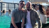 NA PRAZNIK RADA, SA ZAVOJEM NA RUCI, U ULOZI TURISTE: Boban Rajović sa sinom obišao jednu evropsku metropolu (FOTO)