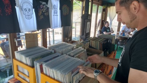 VINILI SVE POPULARNIJI: U Kraljevu i Vrnjačkoj Banji održavaju se berze ploča, cd, knjiga... VINILI SVE POPULARNIJI: U Kraljevu i Vrnjačkoj Banji održavaju se berze ploča, cd, knjiga...