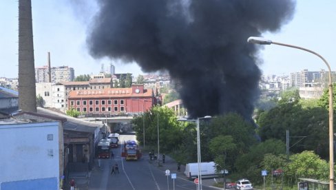 GUSTI CRNI DIM NAD BEOGRADOM: Evo šta je gorelo kod Pančevačkog mosta (FOTO) GUSTI CRNI DIM NAD BEOGRADOM: Evo šta je gorelo kod Pančevačkog mosta (FOTO)