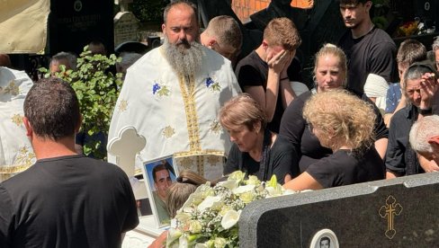 BELI KOVČEG I KRST ZA FILIPA: Tuga u LJubeselu kod Topole, meštani ispraćaju tragično stradale Jokiće (FOTO/VIDEO) BELI KOVČEG I KRST ZA FILIPA: Tuga u LJubeselu kod Topole, meštani ispraćaju tragično stradale Jokiće (FOTO/VIDEO)