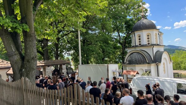 ТУГА ДО НЕБА: Жена која је преживела трагедију у Тополи не зна да су јој најмилији погинули ТУГА ДО НЕБА: Жена која је преживела трагедију у Тополи не зна да су јој најмилији погинули