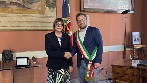 ИНТЕНЗИВИРАЊЕ МЕЂУРЕГИНАЛНЕ САРАДЊЕ: Председница Покрајинске владе Маја Гојковић састала се у Вићенци са градоначелником Ђакомом Посамаијем ИНТЕНЗИВИРАЊЕ МЕЂУРЕГИНАЛНЕ САРАДЊЕ: Председница Покрајинске владе Маја Гојковић састала се у Вићенци са градоначелником Ђакомом Посамаијем