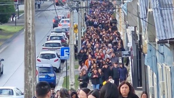 СКУПШТИНА ПРОТИВ ПРЕДСЕДНИКА: Битка за веће пензије СКУПШТИНА ПРОТИВ ПРЕДСЕДНИКА: Битка за веће пензије