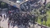 DIVLJAČKI PIR: Opšta tuča navijača u Hratskoj pred derbi Hajduka i Dinama (VIDEO) DIVLJAČKI PIR: Opšta tuča navijača u Hratskoj pred derbi Hajduka i Dinama (VIDEO)