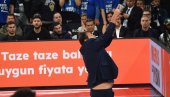 ATAMAN LJUT NA NAVIJAČE EFESA: Turskog stručnjaka pogodile uvrede sa tribina (VIDEO)