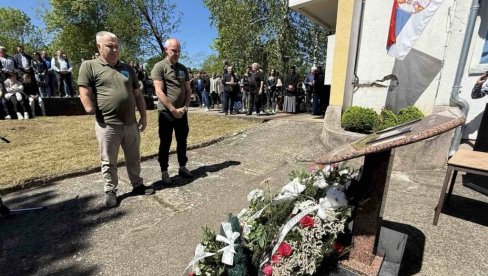 ŽIVOT DAO ZA OTADŽBINU: Obeleženo 26 godina od pogibije Živana Petrovića iz Gračaca na KiM ŽIVOT DAO ZA OTADŽBINU: Obeleženo 26 godina od pogibije Živana Petrovića iz Gračaca na KiM