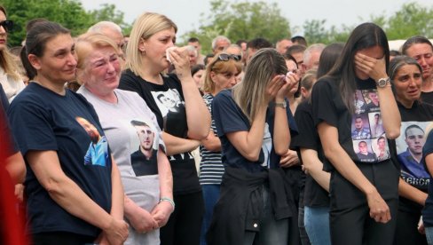 OBELEŽENA DRUGA GODIŠNJICA MASAKRA U MALOM ORAŠJU I DUBONI: Venac na spomenik žrtvama položio i premijerĐuro Macut OBELEŽENA DRUGA GODIŠNJICA MASAKRA U MALOM ORAŠJU I DUBONI: Venac na spomenik žrtvama položio i premijerĐuro Macut