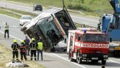 SVI SU U TEŠKOM STANJU Oglasila se ministarka zdravlja nakon sudara autobusa i automobila: Vozila potpuno uništena (FOTO)
