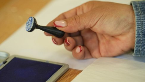 IZLAZNOST NA RUMUNSKIM IZBORIMA PREMAŠILA 50 ODSTO: Glasalo više od devet miliona birača IZLAZNOST NA RUMUNSKIM IZBORIMA PREMAŠILA 50 ODSTO: Glasalo više od devet miliona birača