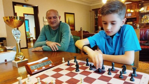 NE ŠETAM SE DOK IGRAM, SAMO MISLIM O POTEZU: Jakša Marjanović (8), šahovski vunderkind iz Paraćina, državni prvak i reprezentativac NE ŠETAM SE DOK IGRAM, SAMO MISLIM O POTEZU: Jakša Marjanović (8), šahovski vunderkind iz Paraćina, državni prvak i reprezentativac
