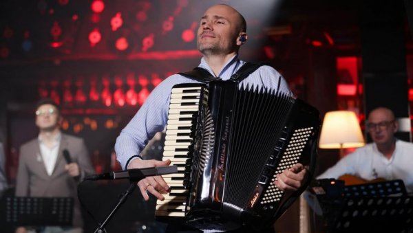 АЛЕКСАНДАР АЦА СОФРОНИЈЕВИЋ У ВЕЛИКОМ ИНТЕРВЈУУ ЗА НОВОСТИ: Себе сам градио кроз успоне и падове (ФОТО) АЛЕКСАНДАР АЦА СОФРОНИЈЕВИЋ У ВЕЛИКОМ ИНТЕРВЈУУ ЗА НОВОСТИ: Себе сам градио кроз успоне и падове (ФОТО)