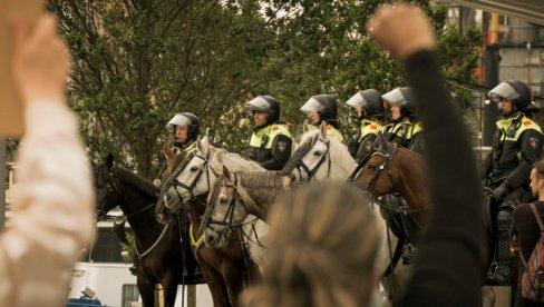 POLICIJA ODUZELA VOZAČKE Svadbena kolona blokirala grad - prolazili kroz crveno, vozili u suprotnom smeru