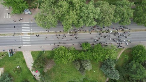 OVO JE ŠAČICA BLOKADERA FOTELJAŠA KOJI BI DA ONEMOGUĆE RAD MEDICINSKOG U NIŠU: Svega ima, najmanje studenata- veterani postali đaci OVO JE ŠAČICA BLOKADERA FOTELJAŠA KOJI BI DA ONEMOGUĆE RAD MEDICINSKOG U NIŠU: Svega ima, najmanje studenata- veterani postali đaci