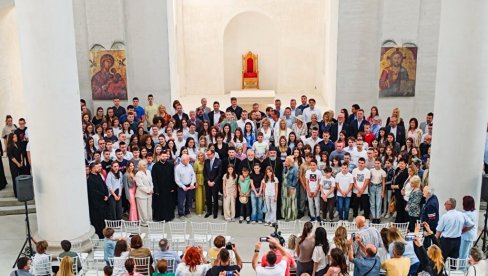 “ПРОСВЕТА” ДОДЕЛИЛА 161 СТИПЕНДИЈУ: Српско друштво Просвета подржава најбоље ђаке и студенте “ПРОСВЕТА” ДОДЕЛИЛА 161 СТИПЕНДИЈУ: Српско друштво Просвета подржава најбоље ђаке и студенте