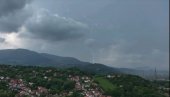 NEVREME KREĆE PREMA LOZNICI: Tmurni oblaci, munje paraju nebo (VIDEO)