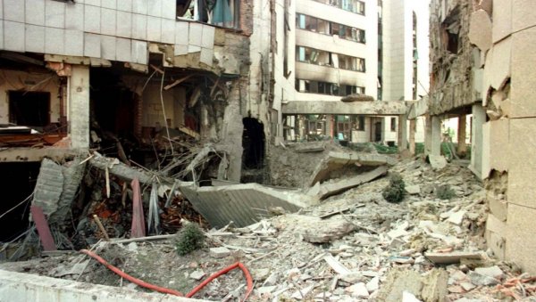 ПРЕ 26 ГОДИНА, НАТО СА ПЕТ ПРОЈЕКТИЛА ГАЂАО АМБАСАДУ КИНЕ У БЕОГРАДУ: Убили троје новинара, па се правдали на застареле мапе ПРЕ 26 ГОДИНА, НАТО СА ПЕТ ПРОЈЕКТИЛА ГАЂАО АМБАСАДУ КИНЕ У БЕОГРАДУ: Убили троје новинара, па се правдали на застареле мапе