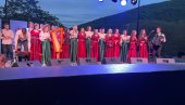 СРПСКА ВЕЛИКА СВЕТИЊА У ДАЛМАЦИЈИ УГОСТИЛА АНСАМБЛ НАСТАО У МАНАСТИРУ ФЕНЕК:  Бисерни гласови појали у манастиру Крка