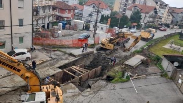ЦЕВИ СУВЕ У 15 УЛИЦА: БВК предузео мере због опасности од мешања отпадне и чисте воде у Цветановој ћуприји ЦЕВИ СУВЕ У 15 УЛИЦА: БВК предузео мере због опасности од мешања отпадне и чисте воде у Цветановој ћуприји