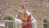 КИКИНЂАНКА ЋЕ БРАТСКИ НАРВИК СЕЋАТИ НА СРБЕ: Вајари Биљана Поповић  и Јован Блат израдили скулптуру као поклон норвешком граду (ФОТО)