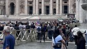 ХИЉАДЕ ЉУДИ НА ТРГУ СВЕТОГ ПЕТРА У ВАТИКАНУ: Чека се бели дим и нови папа