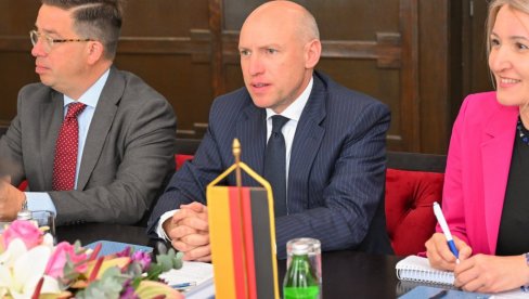ТЕМЕЉ ЗА ТЕШЊЕ ВЕЗЕ СА ХЕСЕНОМ: Председница покрајинске владе састала се са немачким министром Манфредом Пенцом ТЕМЕЉ ЗА ТЕШЊЕ ВЕЗЕ СА ХЕСЕНОМ: Председница покрајинске владе састала се са немачким министром Манфредом Пенцом