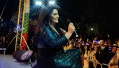 IGLA NIJE IMALA GDE DA STANE: Dragana Mirković zapevala na granici Grčke i Bugarske (FOTO)