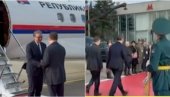 CRVENI TEPIH I POČASNA GARDA ZA VUČIĆA! Ruska televizija uživo prenosila doček srpskog predsednika na aerodromu u Moskvi (VIDEO)