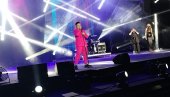 NAZDRAVLJALA NA SCENI:Mariju Šerifović na koncertu sačekalo ogromno iznenađenje (FOTO/VIDEO)