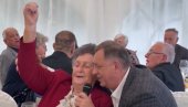 VESELO ZA ĐURĐEVDAN: Čuli ste kako peva Mile, a tek da čujete kako to radi mama Dodik (VIDEO)