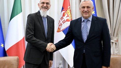 САРАДЊА НА ПОЉУ НАУКЕ И ИНОВАЦИЈА: Министар академик Бела Балинт са амбасадором Италије Луком Горијем