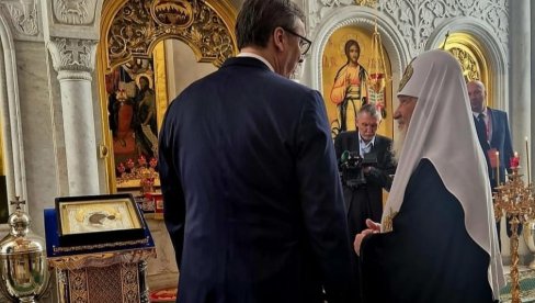 VUČIĆ URUČIO ORDEN PATRIJARHU KIRILU: Predsednik se obratio na ruskom