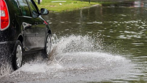 UPOZORENJE MEHANIČARA: Šta se može desiti ako vozite KROZ VELIKE BARE i kako postupiti ako počne da pada GRAD