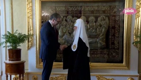 ВУЧИЋ УРУЧИО ОРДЕН ПАТРИЈАРХУ КИРИЛУ: Председник се обратио на руском