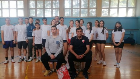 СЛАВНИ ЧИЛЕАНАЦ ПРОМОВИШЕ СПОРТ: Несвакидашњи гост у параћинској ОШ „Момчило Поповић Озрен“ СЛАВНИ ЧИЛЕАНАЦ ПРОМОВИШЕ СПОРТ: Несвакидашњи гост у параћинској ОШ „Момчило Поповић Озрен“