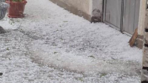 PAO GRAD VELIČINE TENISKE LOPTICE: Nevreme pogodilo atar Smederevske Palanke PAO GRAD VELIČINE TENISKE LOPTICE: Nevreme pogodilo atar Smederevske Palanke