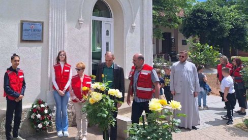 SEĆANJE NA OSNIVAČA CRVENOG KRSTA U PARAĆINU: Položen venac kod spomen-ploče Lazara S. Protića (FOTO) SEĆANJE NA OSNIVAČA CRVENOG KRSTA U PARAĆINU: Položen venac kod spomen-ploče Lazara S. Protića (FOTO)