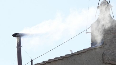 IZABRAN PAPA: Beli dim se pojavio iz Sikstinske kapele