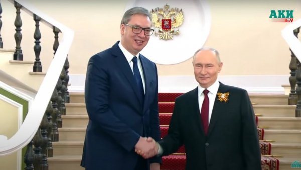 ВЕЛИКА ЧАСТ ЗА ВУЧИЋА: Путин сачекао српског председника на Параду победе (ВИДЕО) ВЕЛИКА ЧАСТ ЗА ВУЧИЋА: Путин сачекао српског председника на Параду победе (ВИДЕО)
