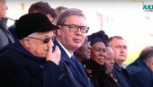 NA PONOS SRBIJI: Predsednik Vučić iz prvog reda prati Paradu pobede