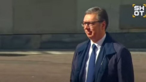 OVO JE SRPSKI PONOS: Trenutak kad je Vučić stigao na Paradu pobede (VIDEO)