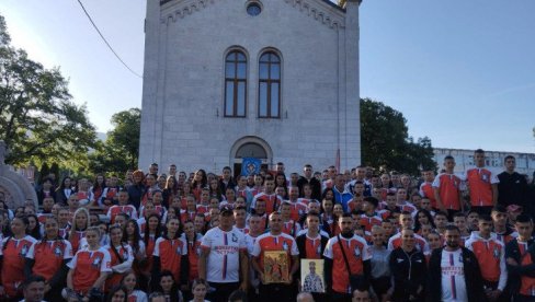 VERNICI U MOLITVI I ZAJEDNIŠTVU SLAVE SVETOG VASILIJA:  Hiljade Hercegovaca na hodočašću ka manastiru Ostrog
