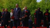 SLOBODARSKI LIDERI RAME UZ RAME: Vučić i Fico položili cveće na Grob neznanog junaka u Moskvi (FOTO/VIDEO) SLOBODARSKI LIDERI RAME UZ RAME: Vučić i Fico položili cveće na Grob neznanog junaka u Moskvi (FOTO/VIDEO)
