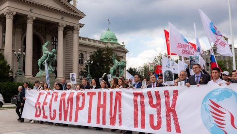 Студенти који желе да уче положили венце на Гробљу ослободилаца Београда (ВИДЕО) Студенти који желе да уче положили венце на Гробљу ослободилаца Београда (ВИДЕО)