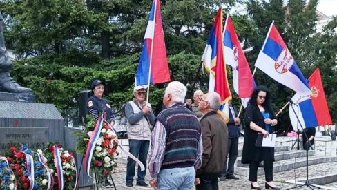 DAN POBEDE OBELEŽEN I U PARAĆINU: Venci na Spomenik narodnom heroju Branku Krsmanoviću DAN POBEDE OBELEŽEN I U PARAĆINU: Venci na Spomenik narodnom heroju Branku Krsmanoviću