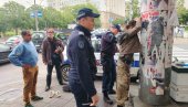 ПРЕТУКАО ШИПКОМ БЕСКУЋНИКА У НЕМАЊИНОЈ: Ухапшен радник обезбеђења, жене из продавница га бране