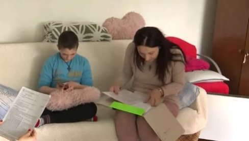 ЖЕЉКА ЈЕ НЕЗАПОСЛЕНА, СУПРУГ РАДИ НА ДНЕВНИЦУ: Једина жеља им је да син Огњен оздрави ЖЕЉКА ЈЕ НЕЗАПОСЛЕНА, СУПРУГ РАДИ НА ДНЕВНИЦУ: Једина жеља им је да син Огњен оздрави