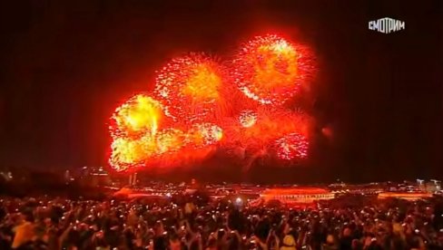 ВАТРОМЕТ ЗА КРАЈ: Магичне сцене из Москве (ФОТО/ВИДЕО) ВАТРОМЕТ ЗА КРАЈ: Магичне сцене из Москве (ФОТО/ВИДЕО)