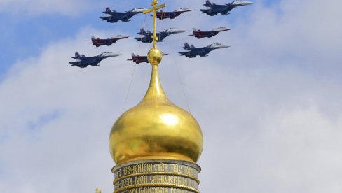 ШТА ЈЕ СВЕ ГРМЕЛО ЦРВЕНИМ ТРГОМ ЗА ДАН ПОБЕДЕ: Дронови, нови топ и голи тенкови... (ФОТО/ВИДЕО)