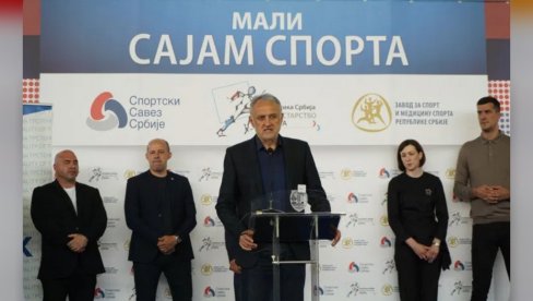 МАЛИ САЈАМ СПОРТА У ТРСТЕНИКУ: Министар Гајић и председник ССС Штефанек поделили вредну спортску опрему